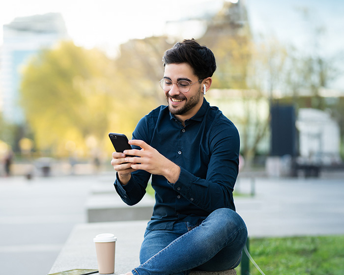 AY YILDIZ Kunde mit Smartphone und AirPods