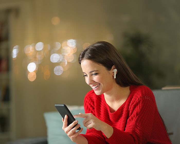 AY YILDIZ Kundin mit Smartphone und AirPods